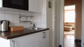 Kühlschrank, Mikrowelle, Herdplatte, Wasserkocher mit Kaffee-/Teezubehör