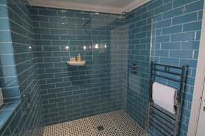 Bathtub, rainfall showerhead, hair dryer, towels - Luxury, Stylish Home, With Garden, Sea Views and Parking. (Ventnor)