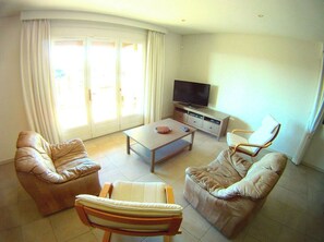 Fernseher, DVD-Player, Tischfußball, Tischtennisplatte
