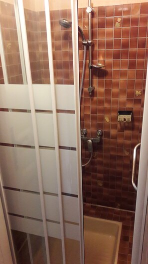 Dusche, Haartrockner, Toilettenpapier