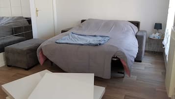 1 quarto, escrivaninha, ferros/tábuas de passar roupa, acesso à internet