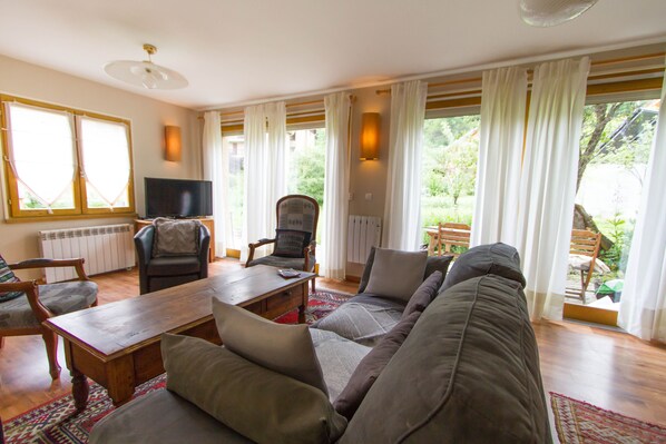 Fernseher, Kamin, Stereoanlage