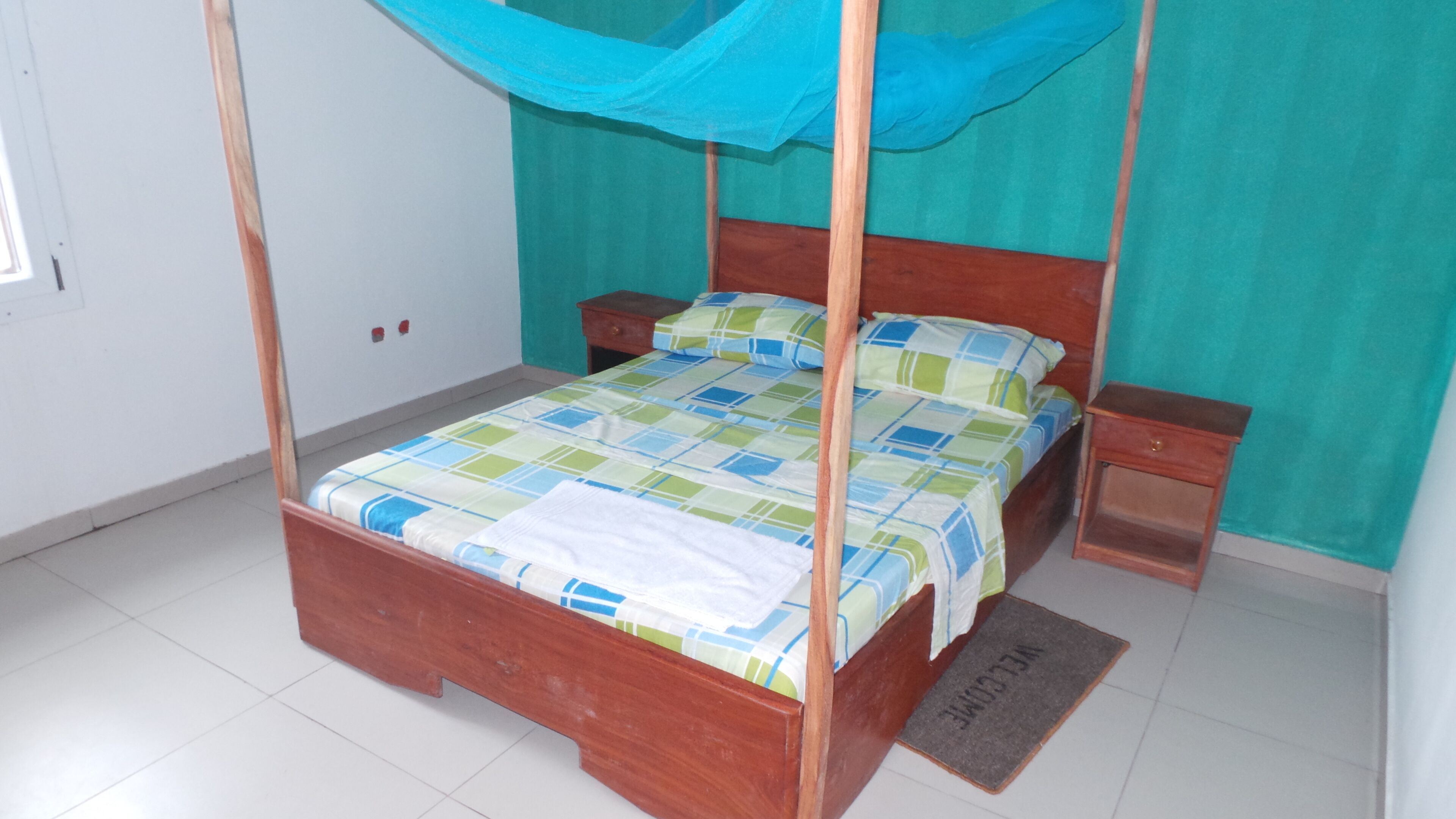 2 habitaciones, tabla de planchar con plancha y ropa de cama 