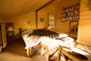 5 habitaciones, escritorio y tabla de planchar con plancha 