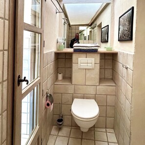 Haartrockner, Handtücher, Seife, Toilettenpapier