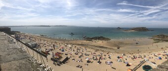 Luxury 4* apartment with closed garage and pond view 50m from the Sillon beach