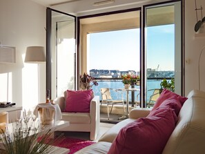 Televisie, een dvd-speler, boeken en een muziekbibliotheek