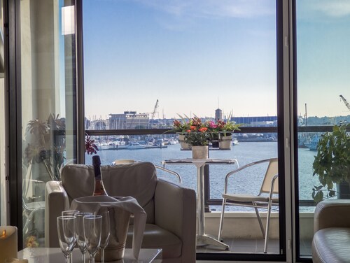 Luxury 4* apartment with closed garage and pond view 50m from the Sillon beach