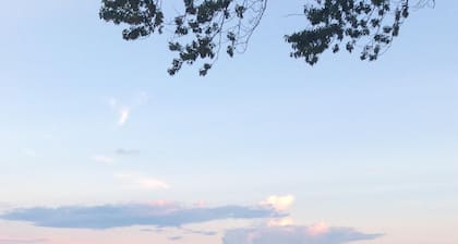 Peaceful Lakefront Cottage~Clean & Comfortable, BBQ, FirePit, nr wineries beach