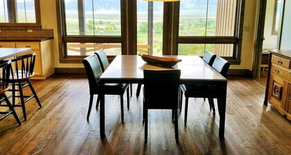 Juniper House-Located south of Ennis on 9 acres, views of the Madison Valley