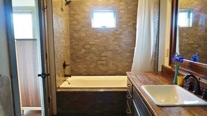 Combined shower/bathtub, hair dryer, towels - Juniper House-Located south of Ennis on 9 acres, views of the Madison Valley (Ennis)