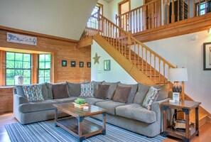 Smart TV, books - Glade Mtn Top Retreat | Hot Tub, Trails, 4,500ft Views + Biltmore Pass (Canton)