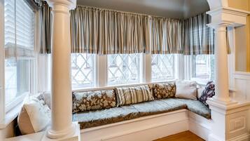 TV connectée, lecteur de DVD, livres