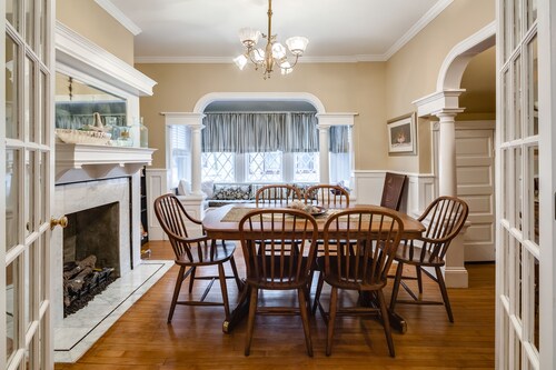 Jackson Streetin sydämessä, askeleita ostosmahdollisuuksiin, ravintoloihin ja rannalle