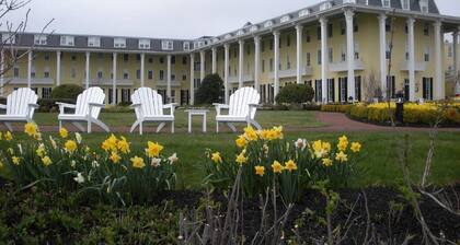 The Heart Of Jackson Street, Steps To Shopping, Restaurants And The Beach