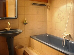 Ensemble douche/baignoire, sèche-cheveux, serviettes fournies, savon