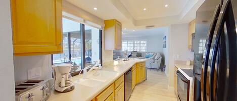 Kjøleskap, mikrobølgeovn, ovn og kokeplater