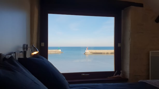 A room with a large window overlooking a calm sea and two lighthouses. - HOUSE 4 * SEA VIEW TERRACE SEASIDE NORMANDY CALVADOS BEACH OMAHA BEACH  (Port-en-Bessin-Huppain)
