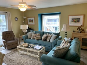 Smart-TV, Kamin, DVD-Player, Bücher