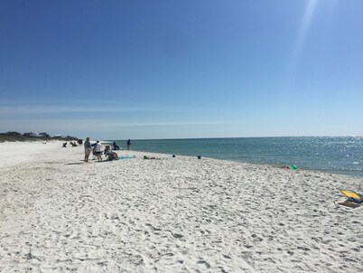 FUNSEEKER- 5 STAR PROPERTY! 49 SEC TO BCH. GULF VIEW & PETS OK 