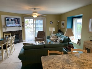 Smart-TV, Kamin, DVD-Player, Bücher