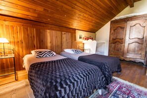 5 bedrooms, iron/ironing board, free WiFi