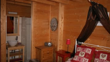 4 bedrooms, iron/ironing board, travel cot, free WiFi