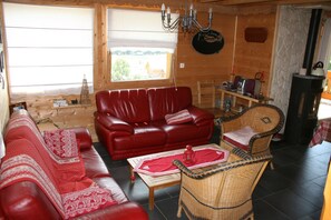 TV, fireplace, DVD player, table football - Warm traditional wooden chalet Briançon Serrechevalier 1200m (Briançon)