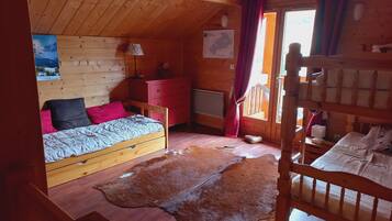 4 bedrooms, iron/ironing board, travel crib, free WiFi