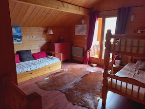 4 bedrooms, iron/ironing board, travel cot, free WiFi - Warm traditional wooden chalet Briançon Serrechevalier 1200m (Briançon)