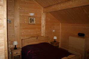4 habitaciones, tabla de planchar con plancha y cuna de viaje 