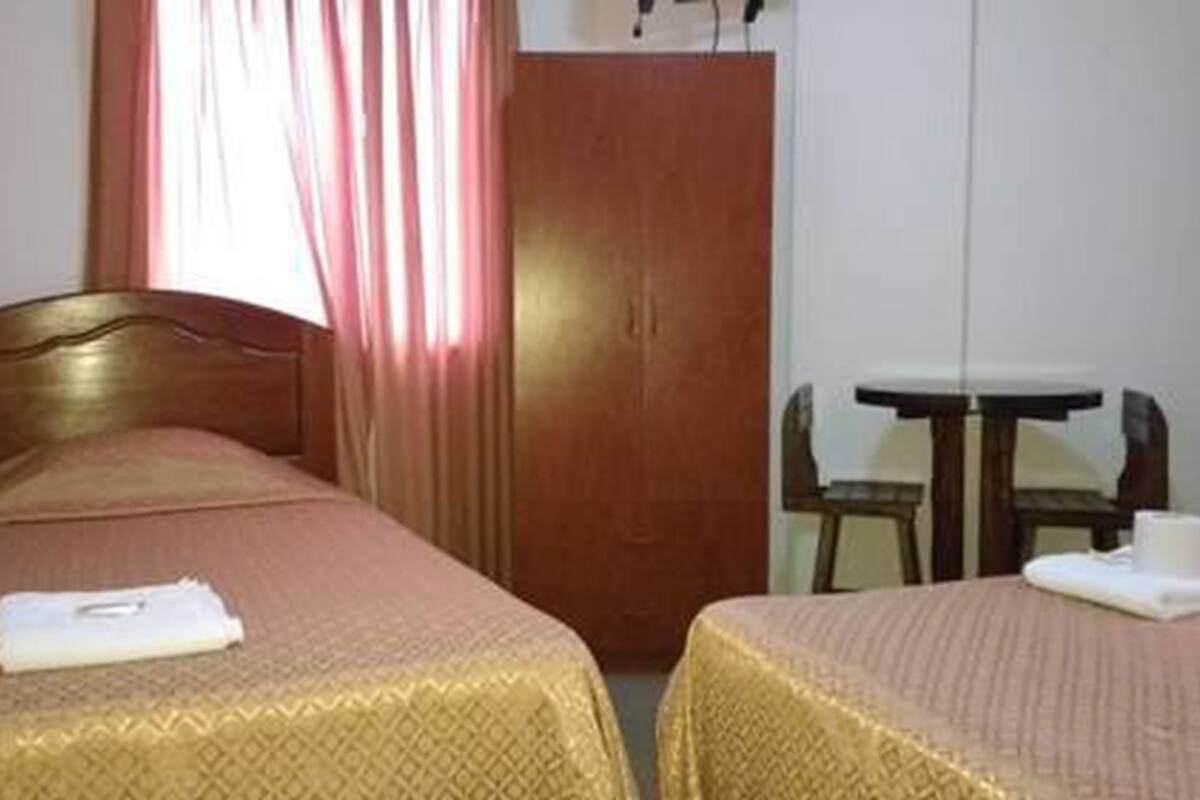 Habitación con 2 camas individuales | Escritorio, tabla de planchar con plancha, wifi gratis y ropa de cama