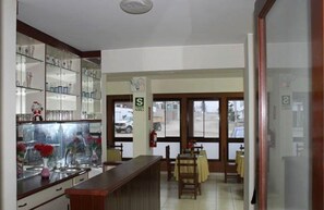 Café da manhã (USD 5 por pessoa)