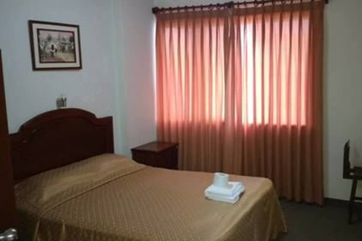 Habitación doble | Escritorio, tabla de planchar con plancha, wifi gratis y ropa de cama