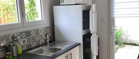 Refrigerador, microondas, horno y parrilla de estufa