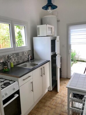 Frigorifero, microonde, forno, piano cottura