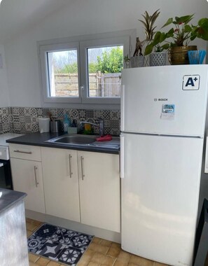 Frigorífico, microondas, horno y placa de cocina