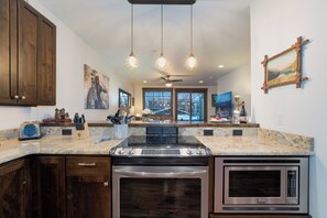 Refrigerador, microondas, horno, placa de cocina