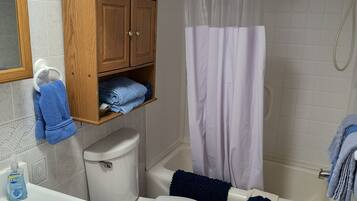 Ensemble douche/baignoire, sĂšche-cheveux, serviettes fournies, savon