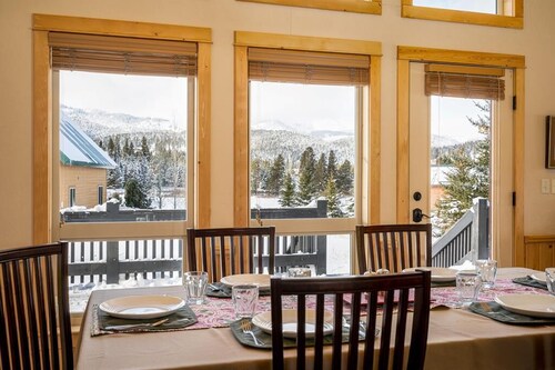 Elk Crossing - Only 8 miles from West Yellowstone and the National Park!