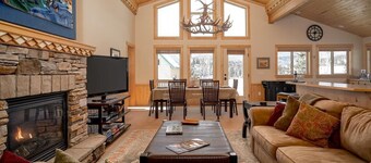 Elk Crossing - Only 8 miles from West Yellowstone and the National Park!