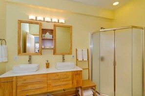 Bañera con ducha, secador de pelo, toallas, jabón