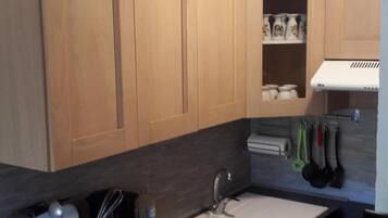 Een koelkast, een microgolfoven, een oven, een kookplaat