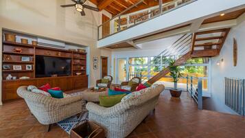 Fernseher, DVD-Player, Tischtennisplatte