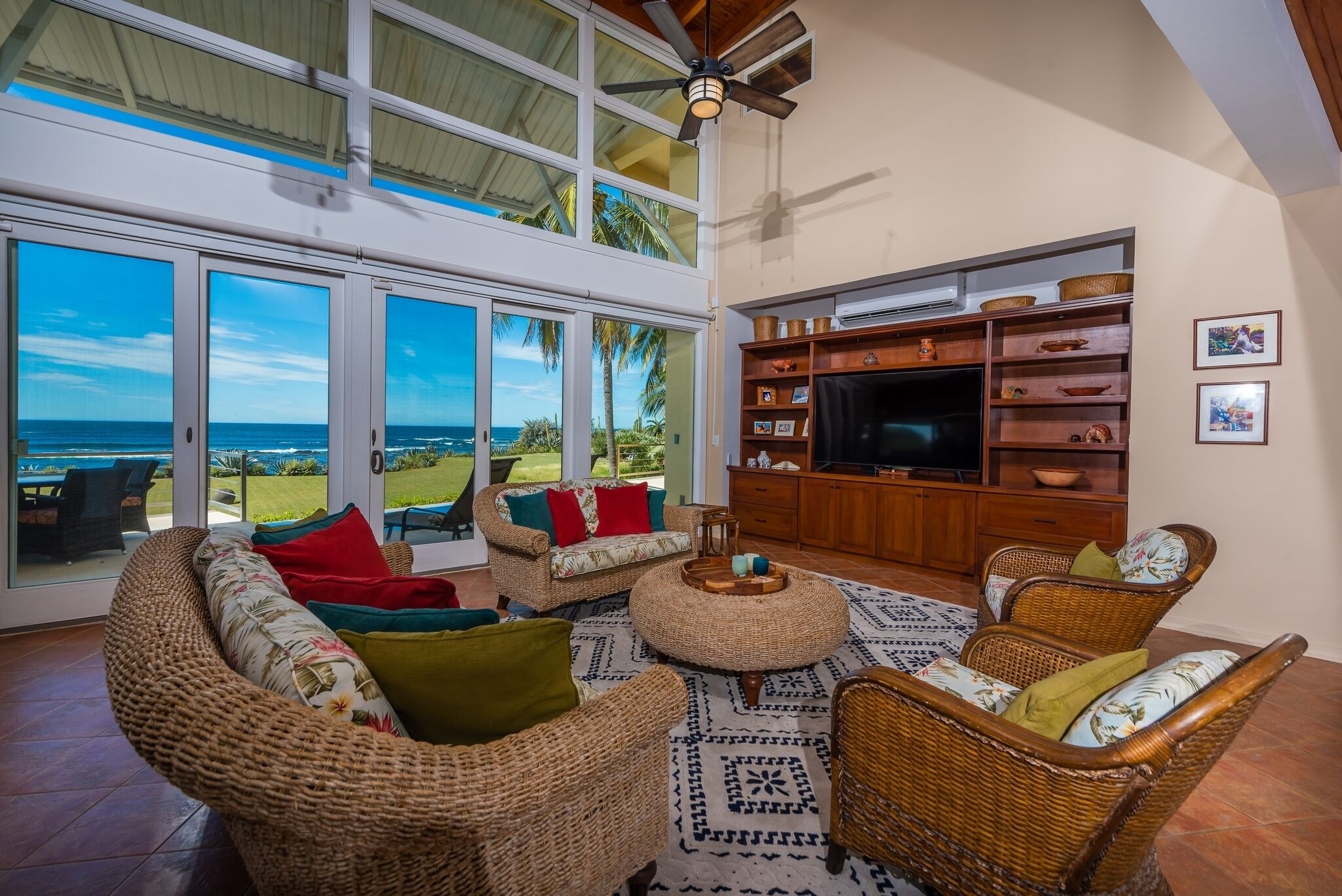 Télévision, lecteur de DVD, table de tennis de table