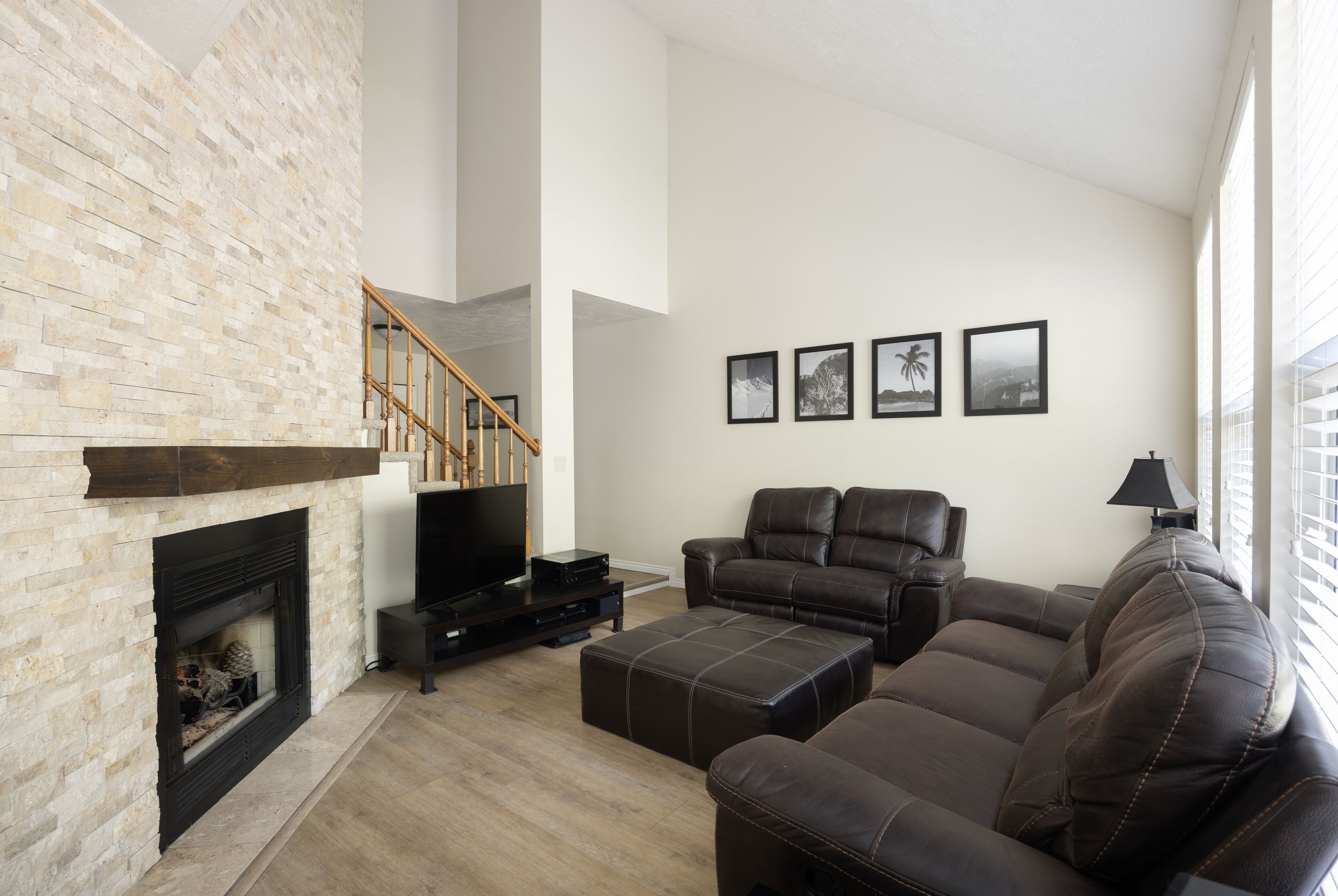 スマートテレビ、暖炉、DVD プレーヤー、ビデオライブラリ