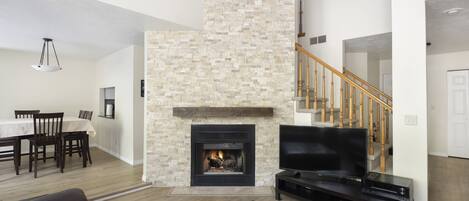 TV connectée, cheminée, lecteur de DVD, vidéothèque