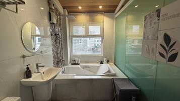 Haartrockner, Bidet, Handtücher, Seife