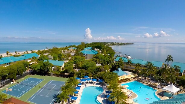 A resort with multiple tennis courts, a swimming pool, and a view of the sea. - Coquina Beach 3G- Gorgeous 2bd, plus loft, Sanibel beach condo! (Sanibel)