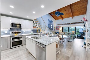 Réfrigérateur, un four, surface de cuisson, lave-vaisselle